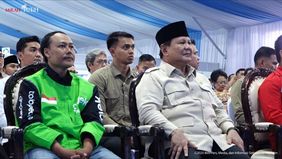 Ada pemandangan menarik saat Presiden Prabowo Subianto menghadiri akad massal 26.000 KPR FLPP dan serah terima kunci program Rumah Subsidi Menyala di Perumahan Kahuripan, Cileungsi, Kabupaten Bogor, Senin, 30 September 2025.