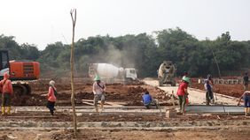Wardoyo (31), pekerja tim gali dan fondasi di proyek perumahan Pesona Kahuripan 10, Cileungsi, Bogor, mengaku senang dengan adanya program rumah subsidi