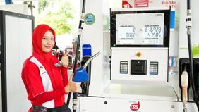 Sebuah video yang beredar di platform TikTok menampilkan gambar sebuah SPBU Pertamina, disertai klaim bahwa harga bahan bakar minyak (BBM) jenis RON 95 telah diturunkan oleh pemerintah Indonesia menjadi Rp7.800 per liter.