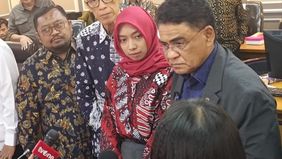 Meta Ayu Puspitantri, istri dari almarhum Arya Daru Pangayunan, menyatakan dukungannya terhadap rencana ekshumasi atau autopsi ulang yang direkomendasikan oleh Komisi XIII DPR RI. Ia juga memberikan klarifikasi terkait sejumlah barang yang disebut se