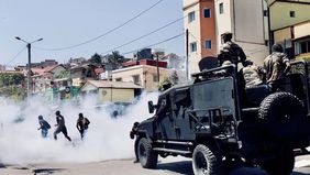 Presiden Madagaskar, Andry Rajoelina, memutuskan membubarkan kabinetnya sebagai respons atas demonstrasi besar yang terkait krisis pasokan listrik dan air, yang berujung pada korban jiwa. 