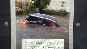 Hujan deras yang mengguyur wilayah Depok sejak sore menyebabkan banjir di Perumahan Bukit Cengkeh, Kecamatan Cimanggis, Depok, Selasa, 20 September 2025.