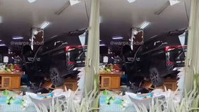 Sebuah mobil, dikemudikan oleh seorang wanita mendadak hilang kendali dan menabrak sebuah toko di kawasan Taman Surya, Kalideres, Selasa, 30 September 2025.