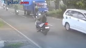 Korban tidak bisa mengendalikan sepeda motor hingga terjatuh ke bawah truk yang tengah melaju itu.