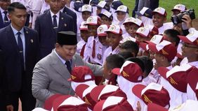 Presiden Prabowo Subianto mendapat sambutan meriah dari anak-anak sekolah dasar, menengah pertama, hingga menengah atas di kawasan Lubang Buaya, Jakarta, Rabu, 1 Oktober 2025.