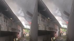 Kebakaran hebat melanda sebuah pabrik di kawasan pergudangan Jalan Mangga Ubi, RT 06/RW 07, Kelurahan Kapuk, Kecamatan Cengkareng, pada Kamis, 2 Oktober 2025 sore.