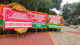 Karangan bunga tersebut datang dari berbagai pihak, termasuk Aliansi Masyarakat Tembakau Indonesia (AMTI), Federasi Serikat Pekerja Rokok Tembakau Makanan Minuman – Serikat Pekerja Seluruh Indonesia (FSP RTMM-SPSI), Asosiasi Petani Tembakau Indonesia