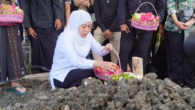 Gubernur Jawa Timur Khofifah Indar Parawansa menghadiri takziah dan mengiringi pemakaman atlet gimnastik artistik putra, Naufal Takdir Al Bari, di Tempat Pemakaman Umum (TPU) Tlogopojok, Gresik.