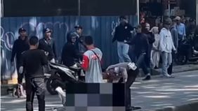 Kronologi pengendara motor yang diduga matel sedang mengejar target di Jalan Raya Kemang, Parung, Bogor saat bersenggolan motor anggota matel tersebut jatoh dan berakhir terl1ndas mobil, korban meninggal di tempat.