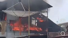 Korek api tersebut meledak hingga akhirnya membakar bangunan.