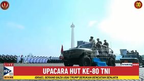 Presiden Prabowo Dari Atas Kendaraan Taktis Maung Berdiri Dan Mengecek Pasukan Beserta Alutsista Yang Berjejer Di Lapangan Silang Monas.

