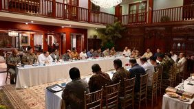 Prabowo Subianto menginstruksikan Kepala Badan Gizi Nasional (BGN) Dadan Hindayana untuk memastikan seluruh dapur yang digunakan dalam program makan bergizi gratis dilengkapi dengan perangkat penunjang kebersihan dan keamanan pangan.