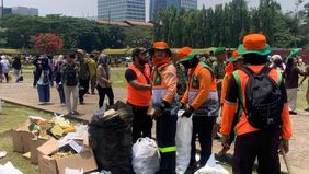 Perayaan Hari Ulang Tahun (HUT) ke-80 Tentara Nasional Indonesia (TNI) di kawasan Monumen Nasional (Monas), Jakarta Pusat, Minggu, 5 Oktober 2025, menyisakan volume sampah yang cukup besar.