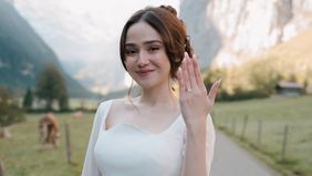 El Rumi berhasil melamar Syifa Hadju dengan penuh haru di Swiss dengan cincin senilai nyaris Rp1 miliar.