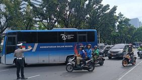 Arus lalu lintas di Jalan Medan Merdeka Selatan, Jakarta Pusat, tepat di depan Kedutaan Besar Amerika Serikat, ditutup sementara akibat aksi unjuk rasa dari berbagai elemen masyarakat yang menyuarakan dukungan terhadap kemerdekaan Palestina.