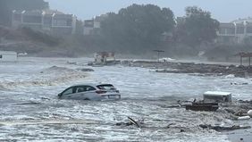 Banjir bandang melanda kawasan wisata Laut Hitam, Elenite, Bulgaria, pada Jumat pagi, 3 Oktober. Sedikitnya tiga orang tewas, termasuk dua petugas penyelamat, sementara enam perempuan berhasil dievakuasi dari hotel-hotel yang terendam air.