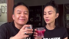 Ari Lasso dituding sebagai pria red flag, lantaran membentak sang kekasih di video yang diunggahnya pada saat ia mencoba mengintip layar ponselnya.