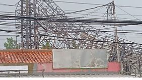 Hujan deras disertai angin kencang yang mengguyur wilayah Tangerang Selatan pada Selasa, 7 Oktober 2025 siang menimbulkan peristiwa yang cukup mengkhawatirkan.