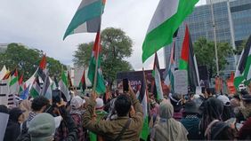 Sekelompok massa menggelar aksi unjuk rasa di depan Kedutaan Besar (Kedubes) Amerika Serikat di Jakarta, Selasa, untuk menyerukan kemerdekaan Palestina dan menentang genosida yang dilakukan Israel.