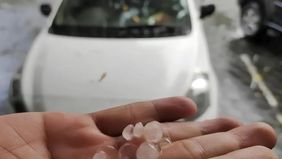 Fenomena langka hujan es terjadi di kawasan Serpong Utara, Tangerang Selatan, pada Jumat sore ini, 31 Oktober 2025. Hal tersebut menjadi viral di media sosial.