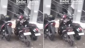 Dari pantauan di lapangan, bagian atap dan plafon gedung tampak runtuh. Material bangunan seperti besi dan kabel berjatuhan hingga menutupi area parkir. Sementara petugas keamanan dan warga sekitar terlihat membantu melakukan evakuasi serta mengamank