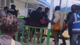 Kelompok Kriminal Bersenjata (KKB) menembak mati seorang pekerja jalan bernama Anselmus Arfin (25), karyawan PT TJP, saat melakukan pengukuran jalan di Kabupaten Intan Jaya, Papua Tengah, Rabu, 8 Oktober 2025 pagi.