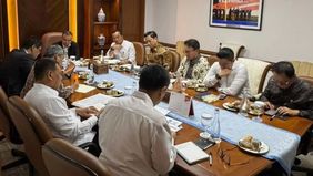 Sekretaris Kabinet (Seskab) Teddy Indra Wijaya menggelar rapat bersama sejumlah pejabat negara, termasuk Wakil Ketua DPR RI Sufmi Dasco Ahmad dan Menteri Keuangan Purbaya Yudhi Sadewa, di Jakarta pada Kamis pagi. Pertemuan tersebut membahas ekosistem