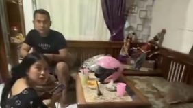 Sebuah video yang memperlihatkan dugaan perselingkuhan seorang ajudan Bupati Purwakarta viral di media sosial. Pria tersebut diketahui merupakan anggota Brimob berpangkat Brigadir dengan inisial YYS, yang bertugas sebagai pengawal pribadi Bupati Purw