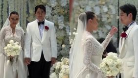 Amanda Manopo dan Kenny Austin resmi menikah hari ini dan melangsungkan acara pemberkatan di The Langham Hotel.