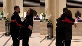 Kiper Timnas Indonesia, Maarten Paes, mendapat kejutan manis dari sang kekasih, Luna Bijl, yang tiba-tiba datang ke Jeddah.