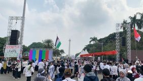 Ribuan peserta aksi solidaritas untuk Palestina bertajuk “Indonesia Lawan Genosida” yang digelar di kawasan Patung Kuda, Monas, Jakarta Pusat, mulai membubarkan diri pada Ahad, 12 Oktober 2025 pagi.