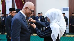 Ketua Umum Persatuan Wartawan Indonesia (PWI) Pusat, Akhmad Munir, menerima Lencana Kehormatan Provinsi Jawa Timur “Jer Basuki Mawa Beya” dari Gubernur Jawa Timur dalam acara puncak peringatan Hari Jadi ke-80 Provinsi Jawa Timur.