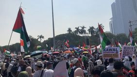 Ribuan masyarakat memadati kawasan Patung Kuda, Jakarta Pusat, pada Minggu, 12 Oktober 2025 dalam aksi damai bertajuk "Indonesia Melawan Genosida" sebagai bentuk solidaritas terhadap rakyat Palestina.