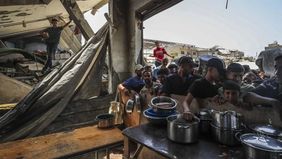 Militer Israel membongkar pusat distribusi bantuan kemanusiaan milik Gaza Humanitarian Foundation (GHF) di Jalur Gaza, hanya beberapa hari setelah gencatan senjata dengan Hamas diberlakukan, menurut sejumlah sumber Palestina pada Minggu, 12 Oktober 2
