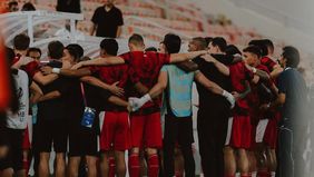 Pelatih Timnas Indonesia, Patrick Kluivert, menyampaikan permintaan maaf dan rasa kecewa atas kegagalan timnya melaju ke Piala Dunia 2026 setelah mengalami kekalahan dari Arab Saudi dan Irak.