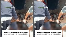 Penemuan tersebut pertama kali diketahui oleh warga sekitar yang mencium bau tak sedap dari arah ruko yang sudah beberapa hari tertutup.