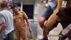 Aksi Lurah Perintis, Kecamatan Medan Timur, Muhammad Fadli, berujung insiden tak terduga. Saat menertibkan polisi tidur berpaku di wilayahnya, Fadli justru didorong seorang warga hingga terjatuh ke parit. Video kejadian ini viral di media sosial dan 