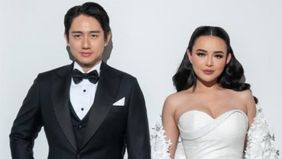 Kenny Austin begitu antusias saat menunjukan isi bekalnya yang ia bawa dari rumah, dan dimasak oleh sang istri.