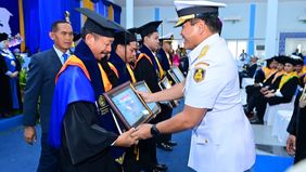 Kepala Staf Angkatan Laut (Kasal) Laksamana TNI Dr. Muhammad Ali menghadiri Rapat Terbuka Senat Universitas Hang Tuah dalam rangka Wisuda Ke-3 Program Diploma 4, Wisuda Ke-62 Strata 1, Wisuda Ke-40 Program Strata 2, dan Wisuda Ke-3 Strata 3 Semester