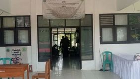 Perhimpunan Pendidikan dan Guru (P2G) mengimbau Gubernur Banten agar tidak terburu-buru mencopot Kepala Sekolah SMAN 1 Cimarga, Lebak, yang diduga menampar muridnya karena merokok.