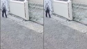 Pelaku sempat mengintai dari belakang, dan menunggu waktu yang tepat untuk melakukan aksinya di jalan sepi,
