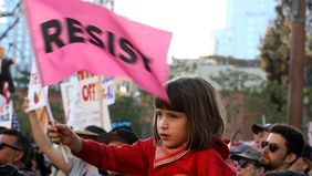 Pemerintah Wilayah Los Angeles, California, pada Selasa 14 Oktober 2025 secara resmi menetapkan status keadaan darurat setelah serangkaian operasi penggerebekan yang dilakukan oleh Imigrasi dan Bea Cukai Amerika Serikat (ICE).