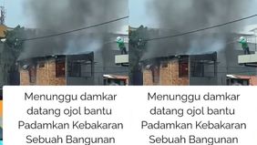 Seorang pria diduga ojol membantu memadamkan api yang membakar sebuah
bangunan di dekat Pasar Palmerah Jakarta Pusat, Rabu 15/10 pagi