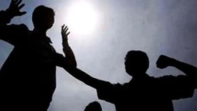 Dua pria yang bekerja sebagai tukang bangunan, masing-masing berinisial MM (50) dan WM (37), diduga melakukan penganiayaan terhadap sepasang kekasih, JM (40) dan PJ (40), di Jalan Camar Elok, Kelurahan Kapuk Muara, Kecamatan Penjaringan, Jakarta Utar