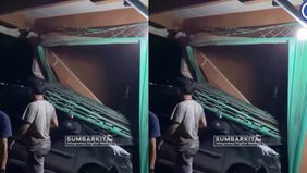 Bagian depan kendaraan tampak remuk akibat benturan keras. Warga sekitar tampak berdatangan ke lokasi sesaat setelah kejadian untuk memberikan pertolongan.