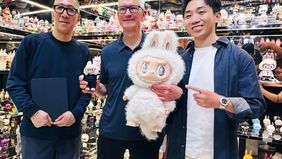 CEO Apple Tim Cook tengah melakukan kunjungan kerja ke China dalam rangka merayakan peluncuran iPhone Air di negara tersebut. Dalam salah satu agenda perjalanannya di Shanghai, Cook bertemu dengan CEO Pop Mart Wang Ning dan kreator karakter ikonik La