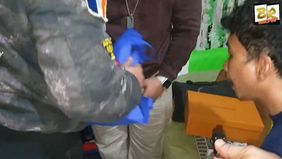 Seorang pria berinisial AR (31) ditangkap polisi setelah mengaku sebagai staf anggota Komisi III DPR RI dan menipu sejumlah orang dengan janji palsu bisa meloloskan mereka menjadi anggota Polri. Penangkapan dilakukan oleh Polsek Metro Tanah Abang set