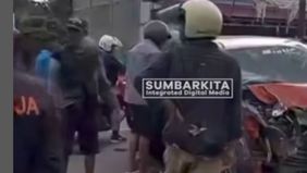 Berdasarkan rekaman tersebut, terlihat minibus Avanza berwarna merah dan truk Canter berwarna kuning mengalami kerusakan parah di bagian depan.