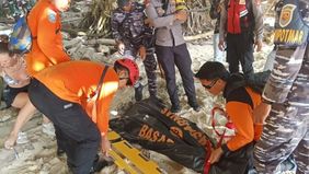 Badan SAR Nasional (Basarnas) Bali mengevakuasi jenazah seorang warga negara asing (WNA) asal Prancis di tebing Pantai Kelingking, Nusa Penida, Klungkung.