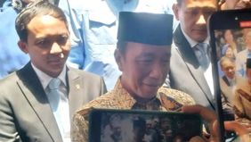 Presiden ke-7 Republik Indonesia, Joko Widodo (Jokowi), menyampaikan ucapan selamat ulang tahun kepada Presiden Prabowo Subianto yang ke-74. Dalam kesempatan tersebut, Jokowi juga memanjatkan doa agar penerusnya itu senantiasa diberi kesehatan.